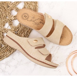 Cómodas zapatillas de casa de mujer con velcro beige eVento 4