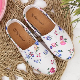 Alpargatas de niña flor blanca McKeylor's blanco 3