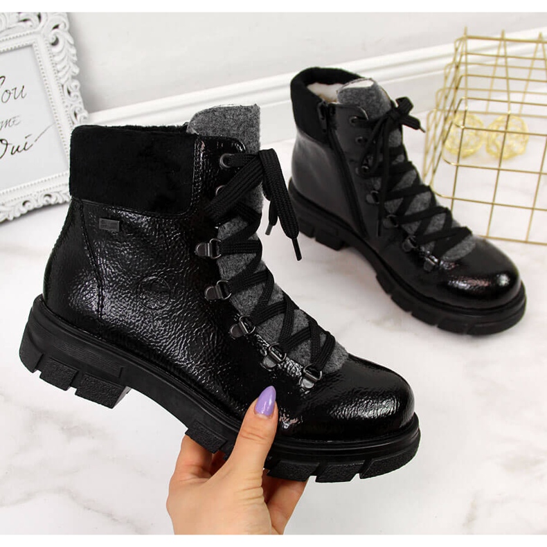 Botas aislantes mujer lacadas en negro Rieker Z9132-00 1