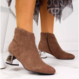 T.Sokolski Botas marrones de mujer con tacones decorativos de T. Sokolski marrón 3