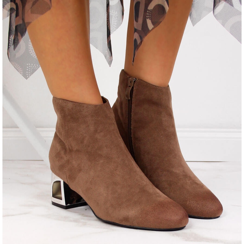 T.Sokolski Botas marrones de mujer con tacones decorativos de T. Sokolski marrón 2