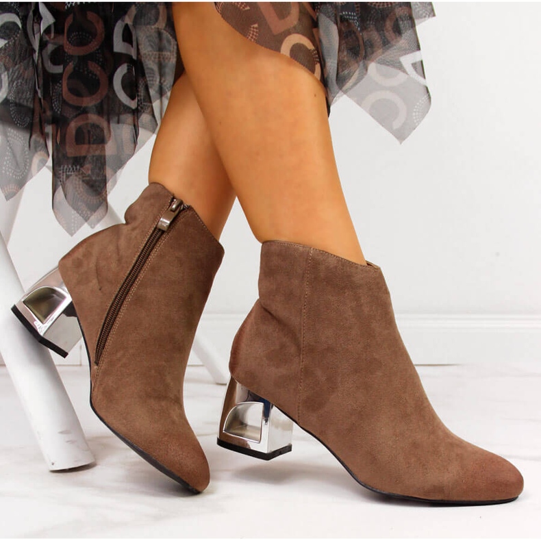 T.Sokolski Botas marrones de mujer con tacones decorativos de T. Sokolski marrón 1