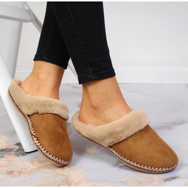 Zapatillas de estar por casa de mujer con pelo Cloxx camel marrón 1