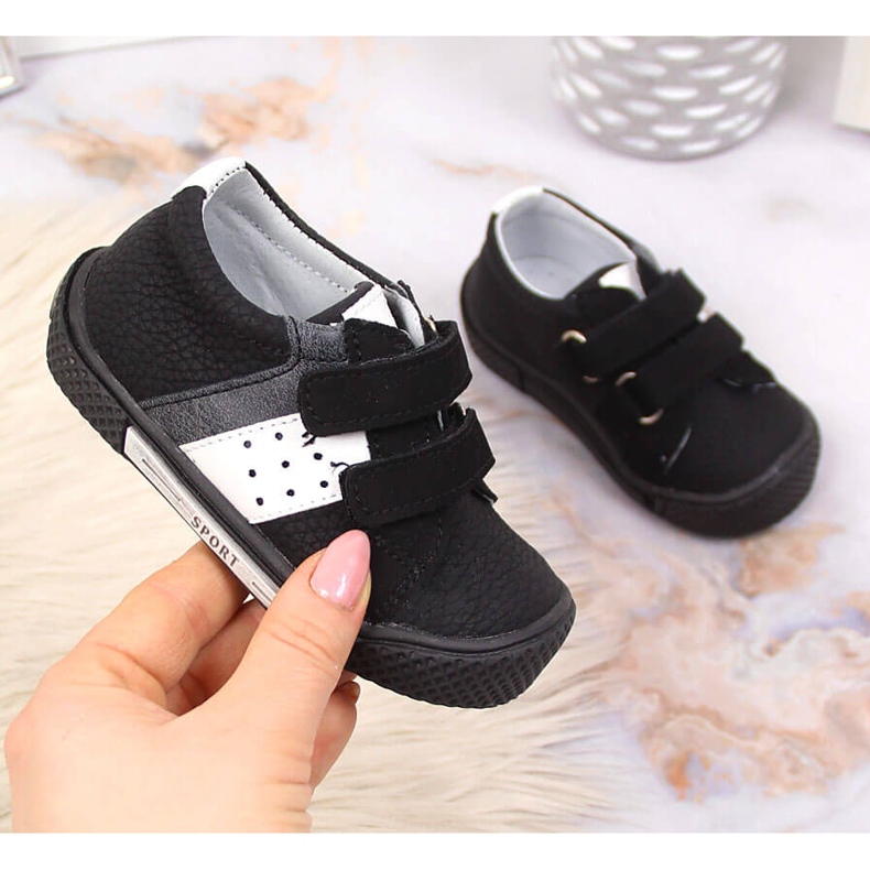 Zapatos negros con velcros para niño Kornecki 6256 1