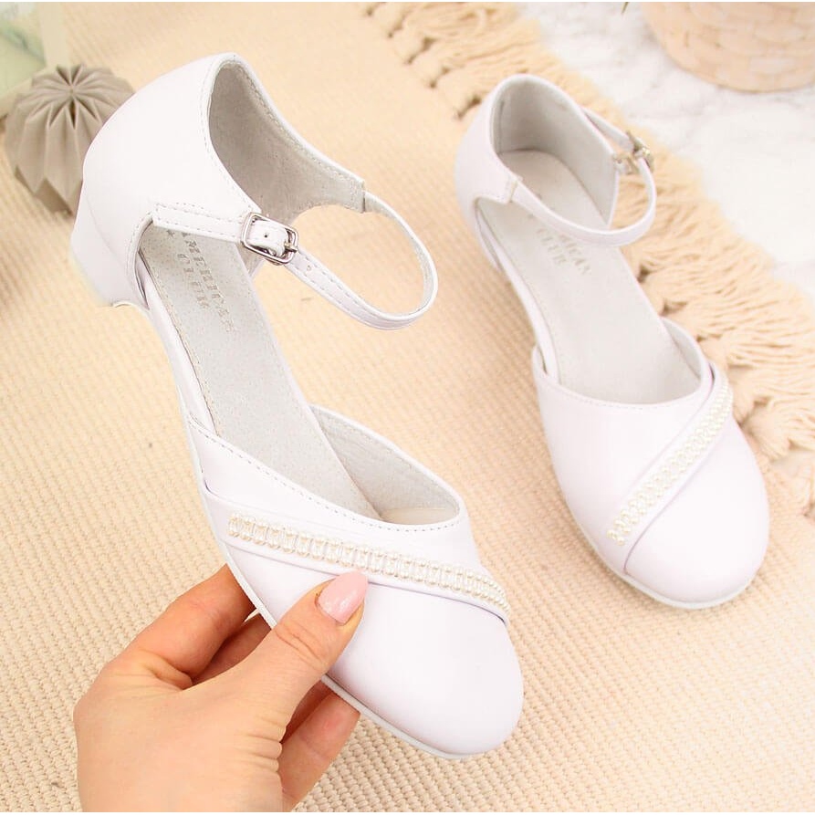 Unas Zapatillas Blancas Zapatos De Nina Para Primera Comunion