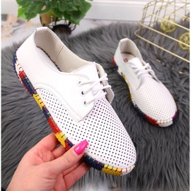 Zapatos cómodos calados Artiker piel blanca 3