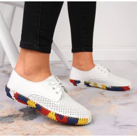 Zapatos cómodos calados Artiker piel blanca 7