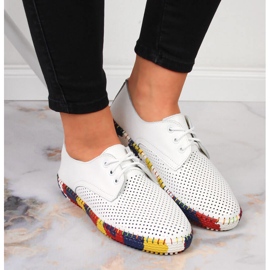 Zapatos cómodos calados Artiker piel blanca 6