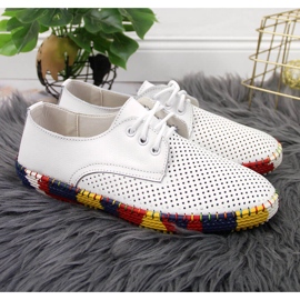 Zapatos cómodos calados Artiker piel blanca 4