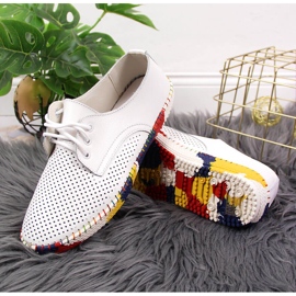 Zapatos cómodos calados Artiker piel blanca 5