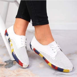 Zapatos cómodos calados Artiker piel blanca 2
