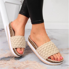 Pantuflas beige de mujer en la plataforma Potocki 1