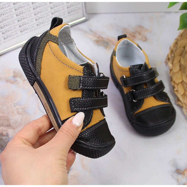 Zapatos niño con velcro camel Kornecki 6823 marrón negro 1