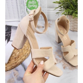 Sandalias beige de mujer en el puesto eVento 1