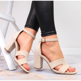 Sandalias beige de mujer en el puesto eVento 4