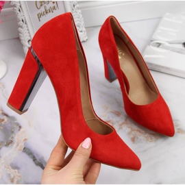 Bombas de terciopelo de cuero en un poste rojo de Juma 1 Bombas de terciopelo de cuero en un poste rojo de Juma 1