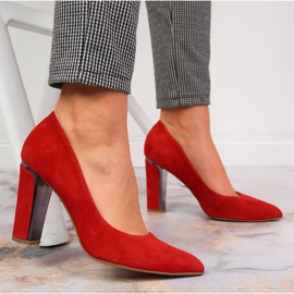 Bombas de terciopelo de cuero en un poste rojo de Juma 6