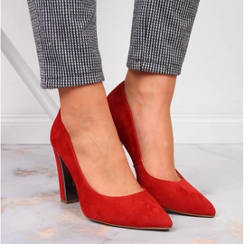 Bombas de terciopelo de cuero en un poste rojo de Juma 5