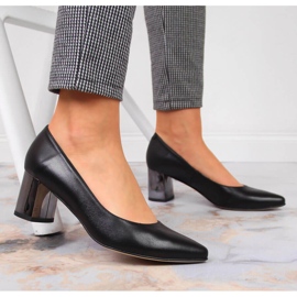 Zapatos de tacón de cuero Juma negros en un poste decorativo 5