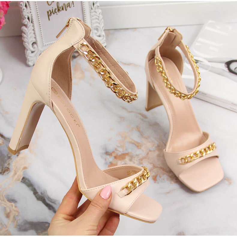 Sandalias de mujer en un poste con una cadena beige Potocki 1 Sandalias de mujer en un poste con una cadena beige Potocki 1