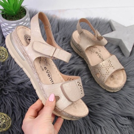 Cómodas sandalias de mujer con cuña beige eVento 1 Cómodas sandalias de mujer con cuña beige eVento 1