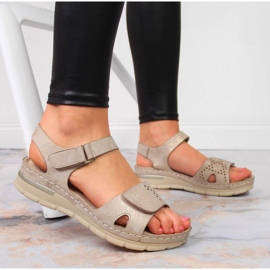 Cómodas sandalias de mujer con cuña beige eVento 5