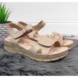 Cómodas sandalias de mujer con cuña beige eVento 2