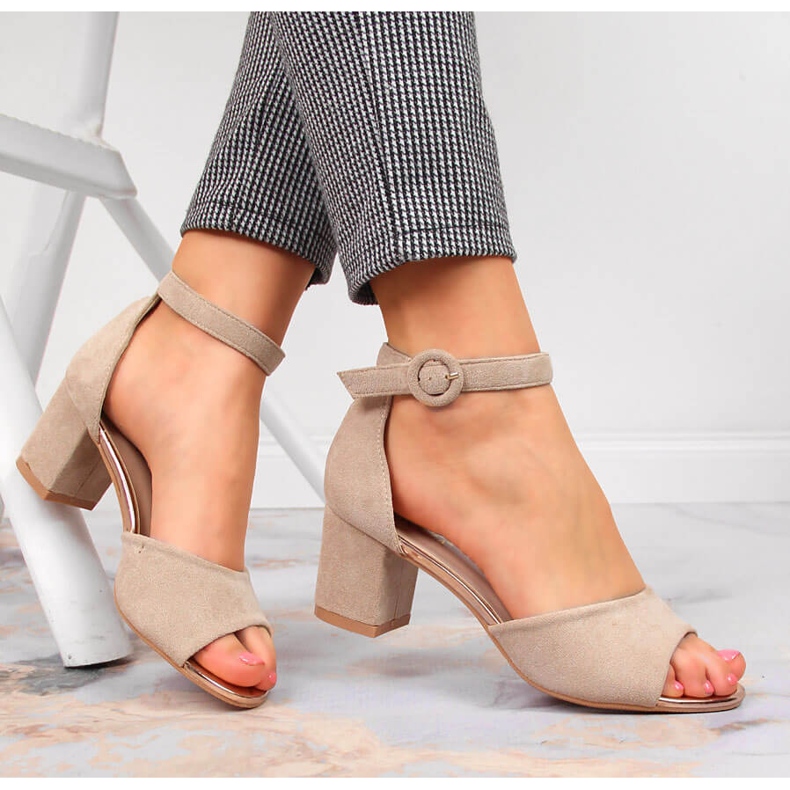 Sandalias de mujer en un poste Vinceza beige 2