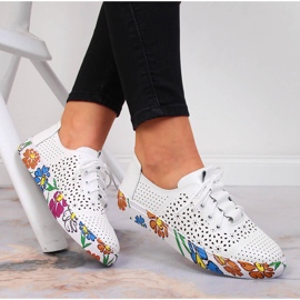 Zapatos mujer Artiker piel calada blanca 1