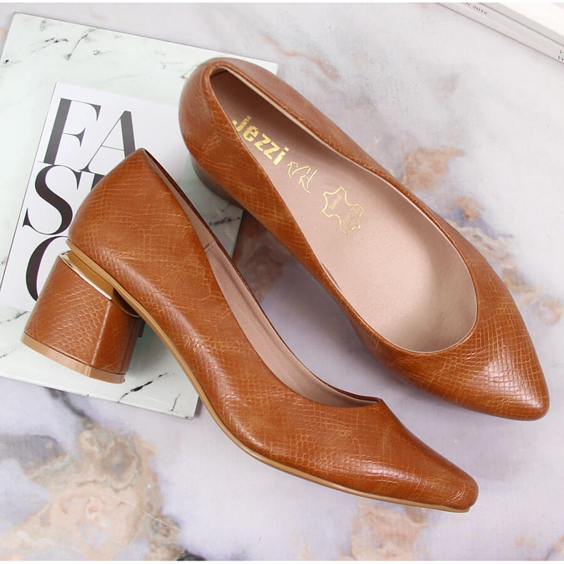 Bombas en un poste marrón decorativo de Jezzi 1