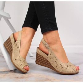 Cómodas sandalias con cuña beige eVento 1