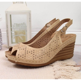 Cómodas sandalias con cuña beige eVento 5