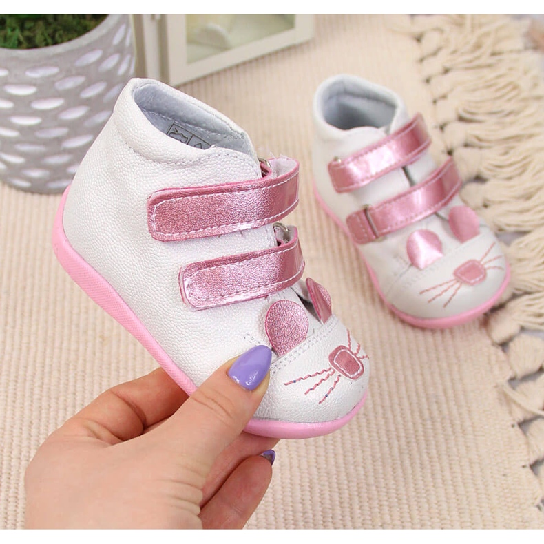 Zapatos blancos con velcros para niña Kornecki 6774 rosado 1