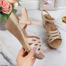 Cómodas sandalias de mujer en un tacón de cuña beige Jezzi 1 Cómodas sandalias de mujer en un tacón de cuña beige Jezzi 1