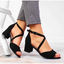 Sandalias de mujer en el poste negro de Sergio Leone 5