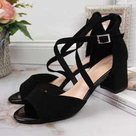 Sandalias de mujer en el poste negro de Sergio Leone 3