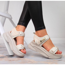 News Sandalias beige de mujer en la plataforma deportiva NOVEDADES 4