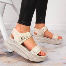 News Sandalias beige de mujer en la plataforma deportiva NOVEDADES 5
