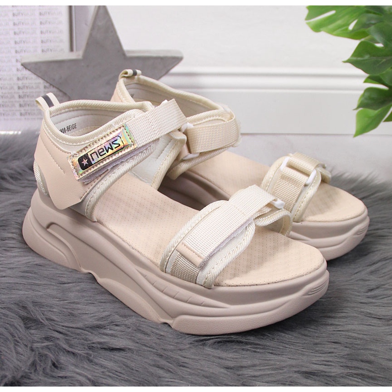 News Sandalias beige de mujer en la plataforma deportiva NOVEDADES 2