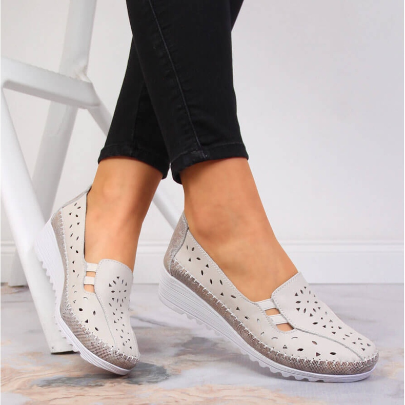 Zapatos cómodos de mujer en piel beige T.Sokolski 2