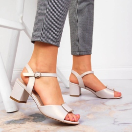 Sandalias sobre poste beige nacarado de Sergio Leone 6