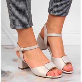 Sandalias sobre poste beige nacarado de Sergio Leone 7