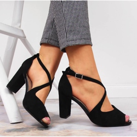 Sandalias de mujer en el poste negro de Sergio Leone 5