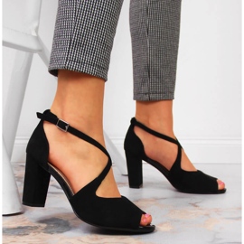 Sandalias de mujer en el poste negro de Sergio Leone 6