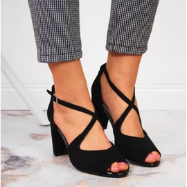 Sandalias de mujer en el poste negro de Sergio Leone 7