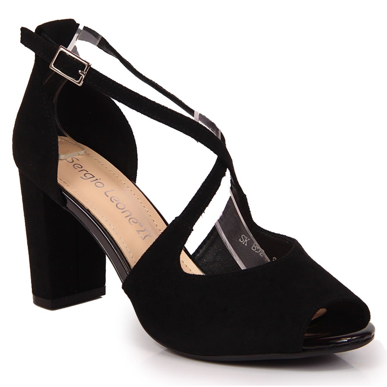 Sandalias de mujer en el poste negro de Sergio Leone 1