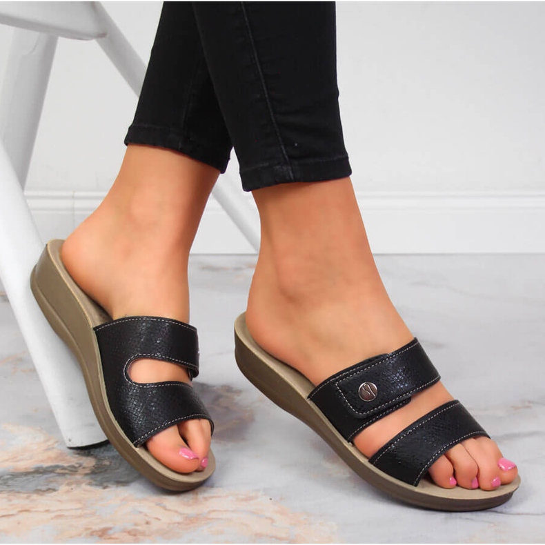 Negro Zapatillas de casa de mujer Inblu negras con velcro 1