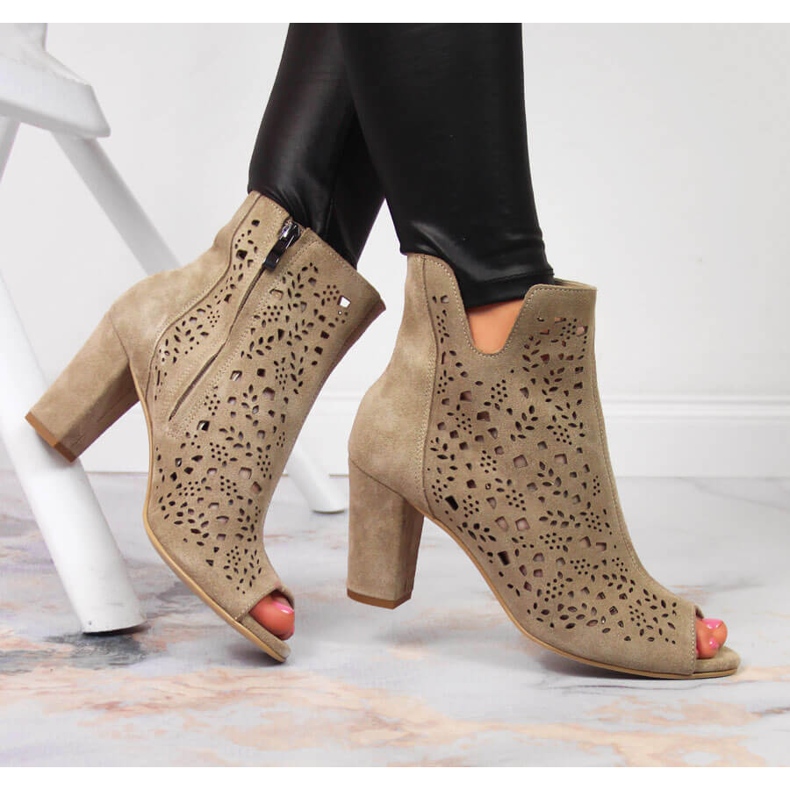 Botas de mujer de cuero calado en el poste Juma beige. 1