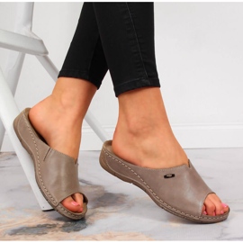 Babucha mujer de piel sobre cuña Helios 105 beige 4