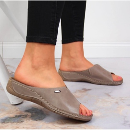 Babucha mujer de piel sobre cuña Helios 105 beige 5